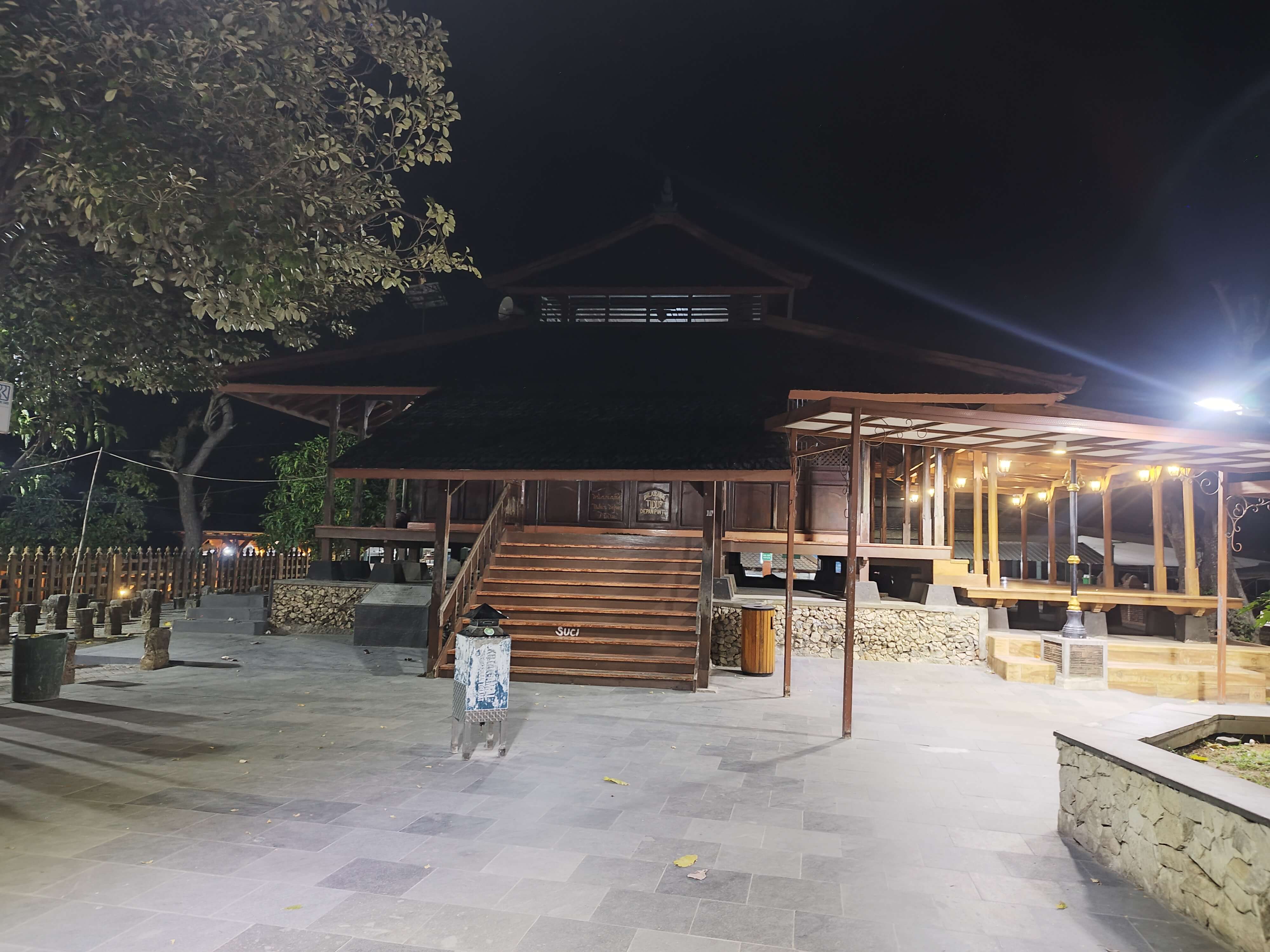 Masjid di Area Makam Sunan Drajat